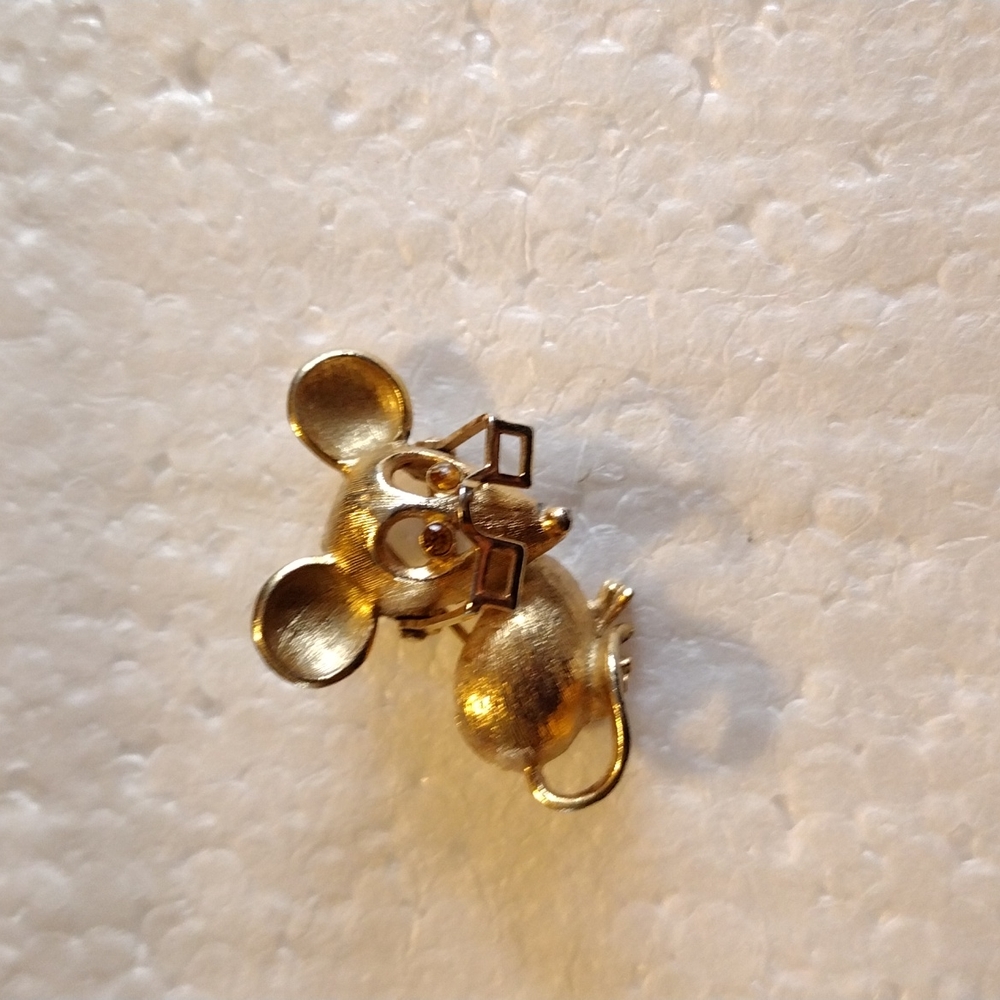 Jewelry Pin Brooch Avon Mouse with Glasses